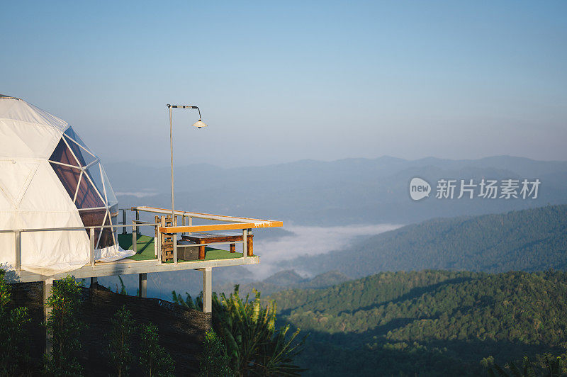 雾蒙蒙的风景看营地圆顶日出在Doi mon-jam清迈在泰国北部